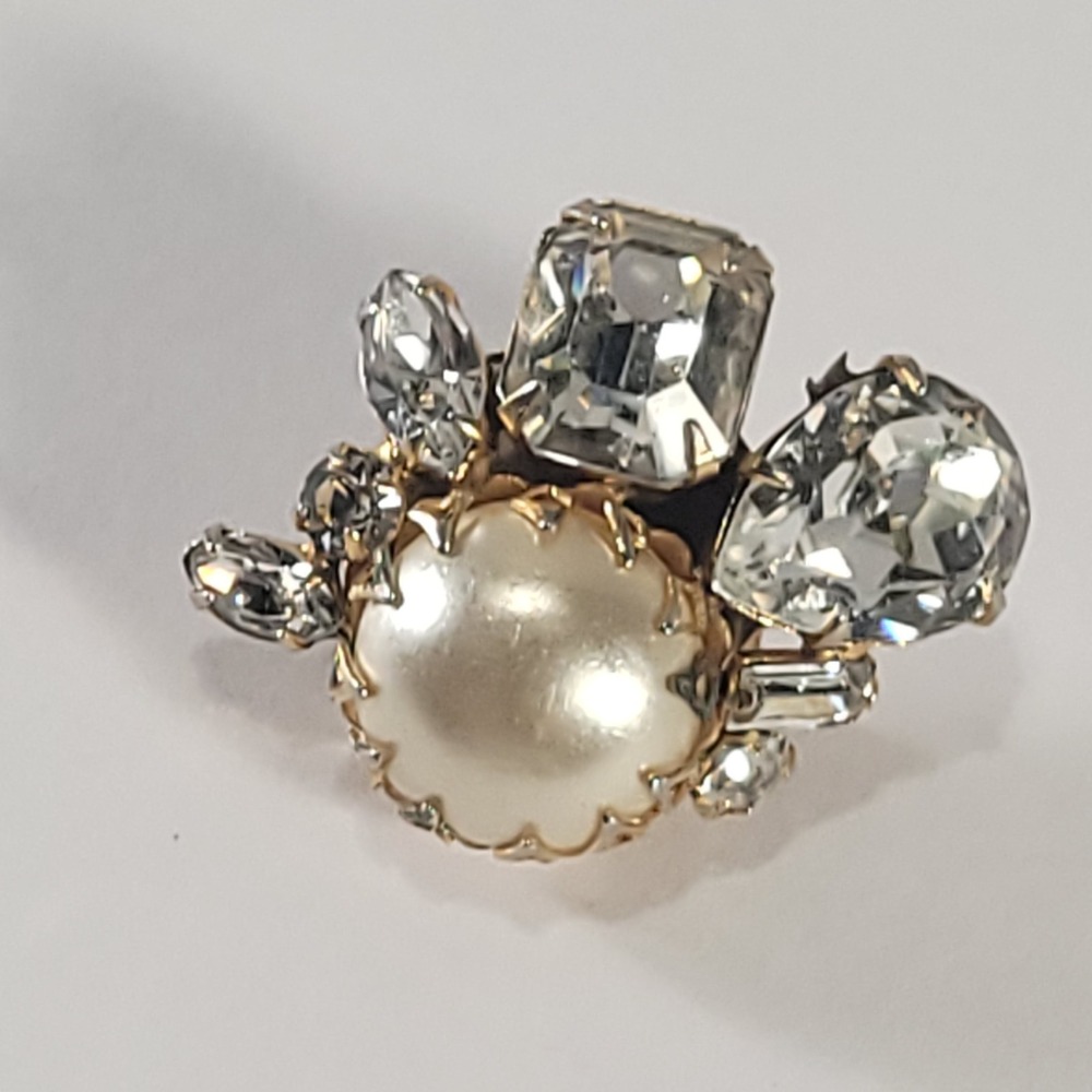 Hattie Carnegie Brooch Pin Women Gold Pearl Rhinestone Vintage MCM Cluster